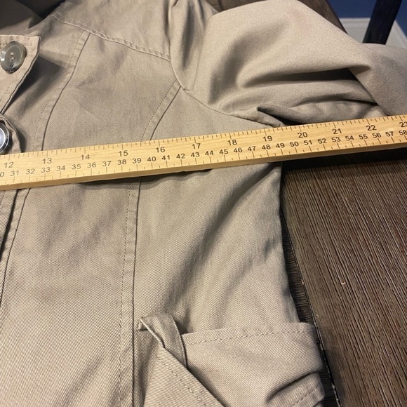 Kenneth Cole Womens Jacket Size Medium Beige Lined Zip Button. - Picture 5 of 9